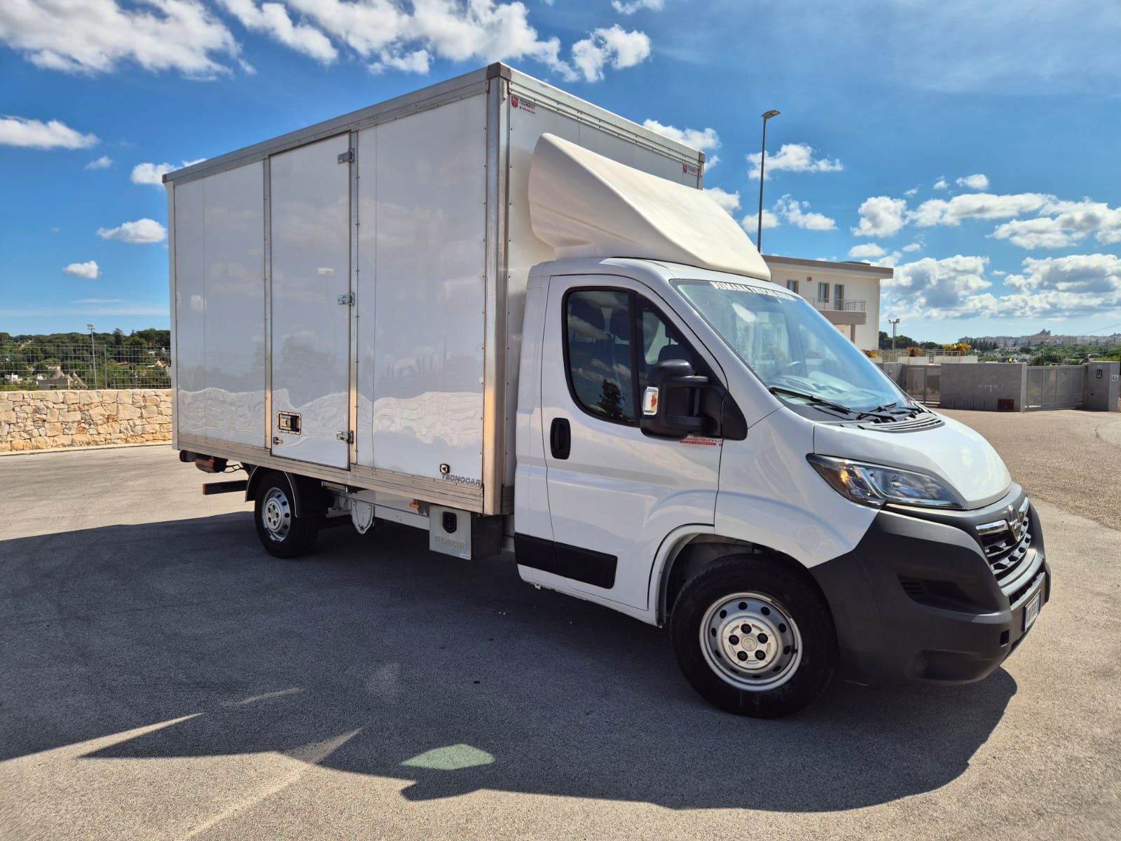 Opel Movano cassonato con sponda idraulica Dhollandia